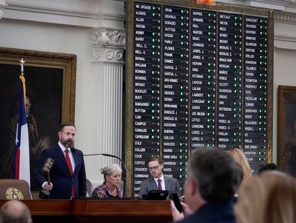 Der Sprecher des Hauses, Abgeordneter Dustin Burrows, führt die namentliche Abstimmung im Hausraum im Kapitol in Austin, Texas, am Montag durch.