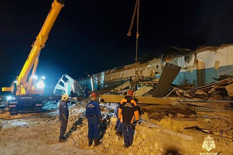 Mitarbeiter des russischen Katastrophenschutzministeriums arbeiten in den Trümmern einer Rüstungsfabrik in der Region Rjasan.